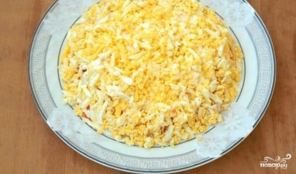 Layered salad with Korean-style carrots
