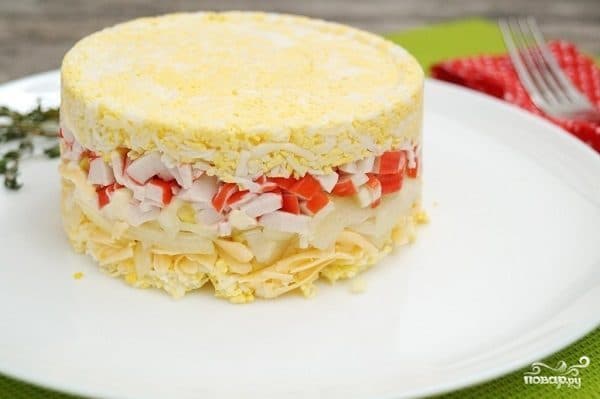 Шаруватий салат з крабовими паличками