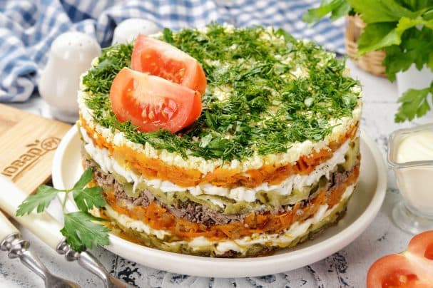Слоёны салат з курынай печанёю
