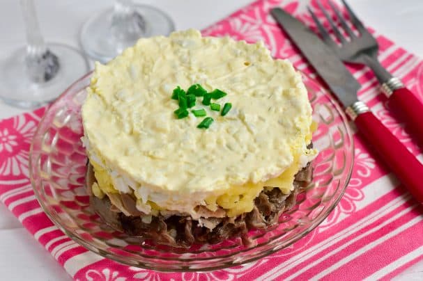 Слоёны салат з мясам і грыбамі