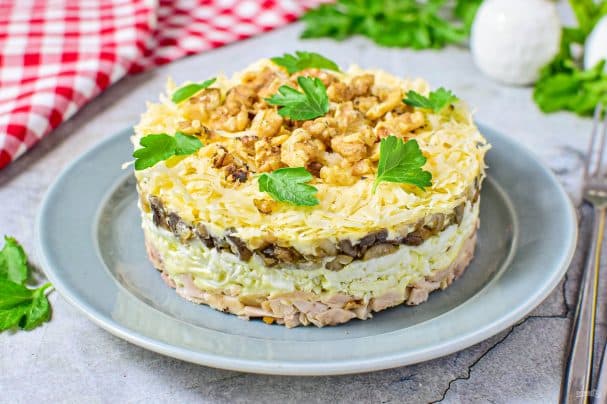 Слоёны салат з копчанай курыцай
