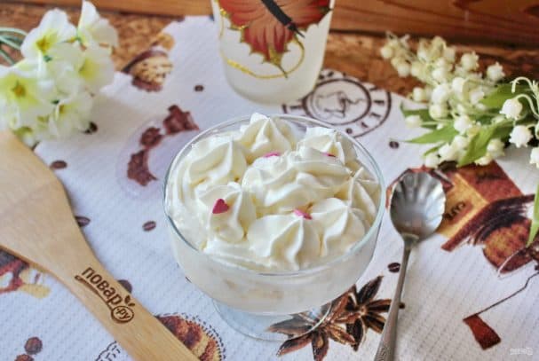 Sour cream and cottage cheese cake frosting