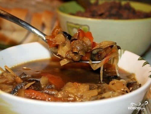 Мясна солянка з капустою