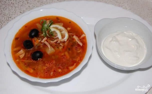 Солянка з ковбасою та капустою