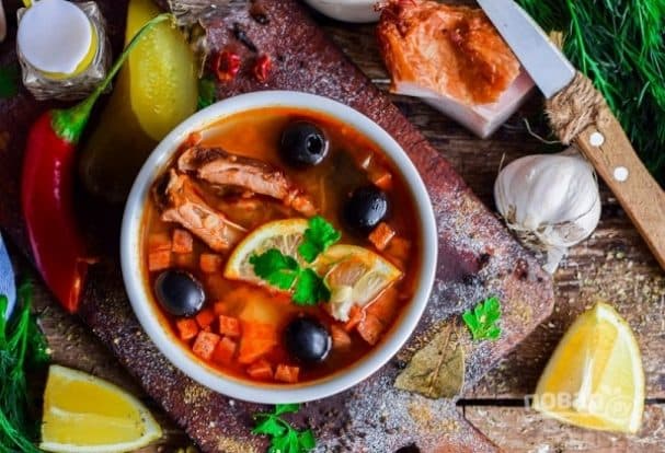 Солянка с колбасой и маслинами