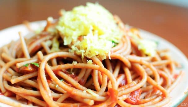 Spaghetti with basil and tomatoes