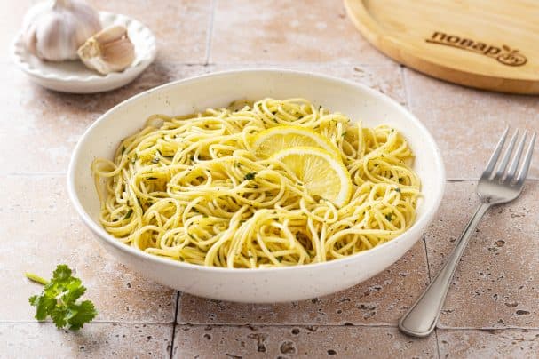 Spaghetti with garlic and butter