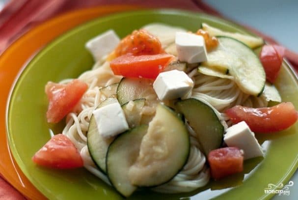 Spaghetti with zucchini and tomatoes