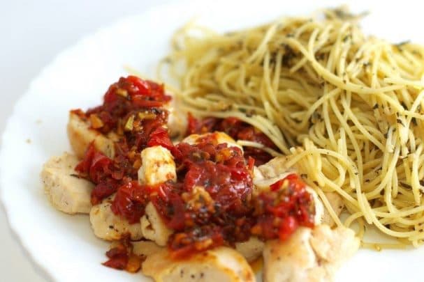 Spaghetti with chicken and tomatoes