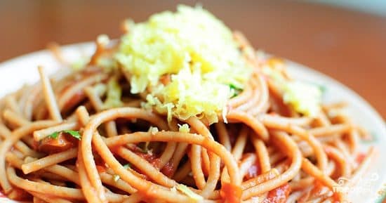 Spaghetti with tomatoes and garlic