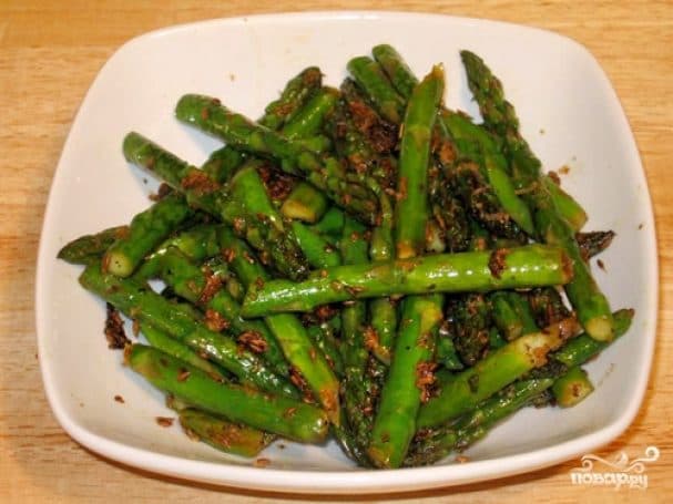 Asparagus in a steamer