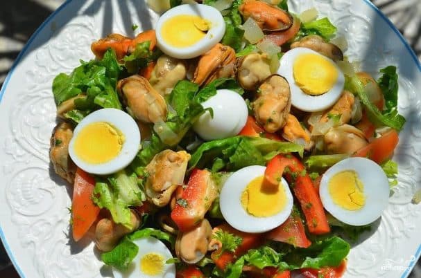 Mediterranean salad with mussels