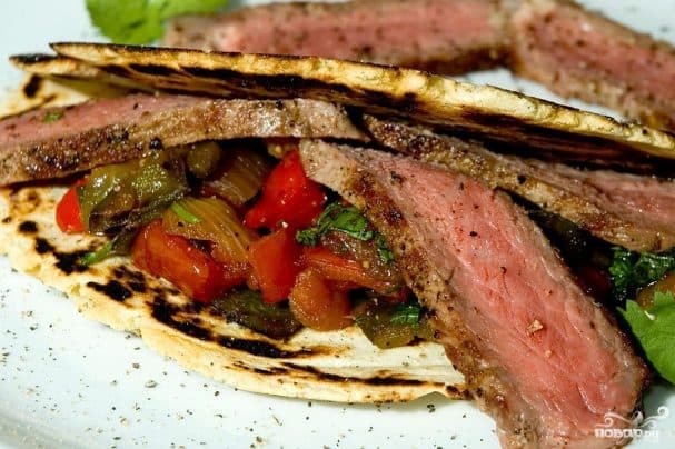 Стейк из говядины с овощами