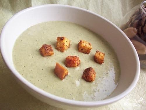 Mushroom puree soup with white mushrooms