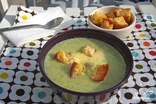Суп з брокколі з сухариками