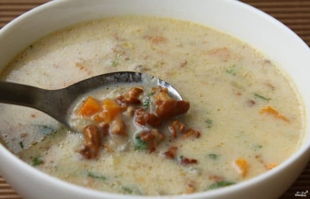 Chanterelle soup with cheese