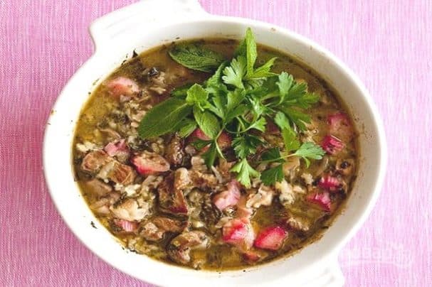 Rhubarb soup with meat
