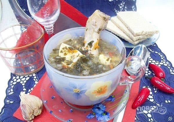 Суп з щавлем з куркою