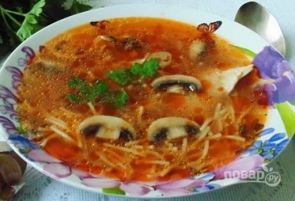 Суп з томатнай пастай і лапшай
