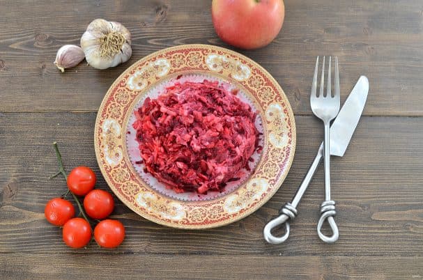 Beetroot with garlic and apple