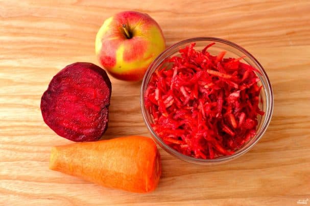 Beet salad with apple