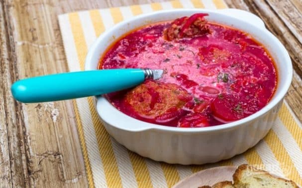 Свёклавы суп з курыцай