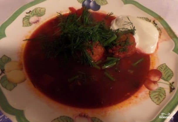 Beet soup with meatballs