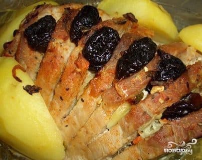 Свинина зі сливами в духовці