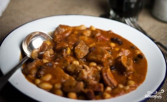 Pork with beans and tomatoes