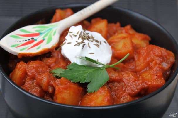 Свинина с картошкой и помидорами