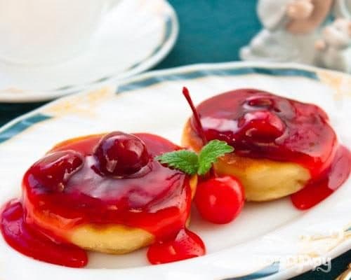 Cottage cheese pancakes with cherry sauce