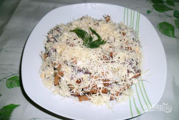 Сырны салат з сухарыкамі
