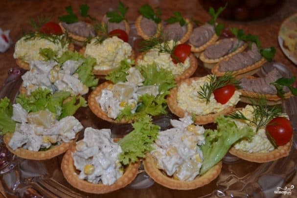 Тарталетки с ананасом и курицей