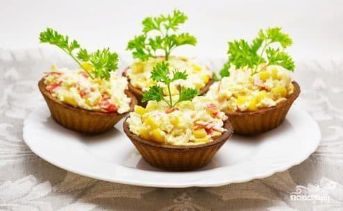 Tartlets with crab sticks