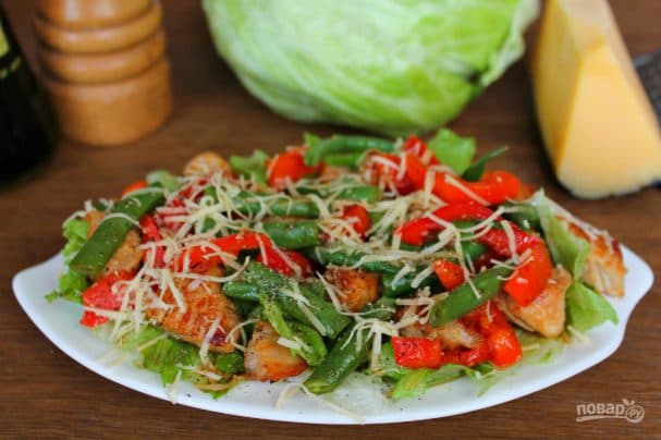 Warm salad with turkey