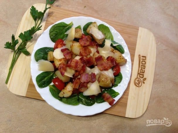 Warm spinach salad