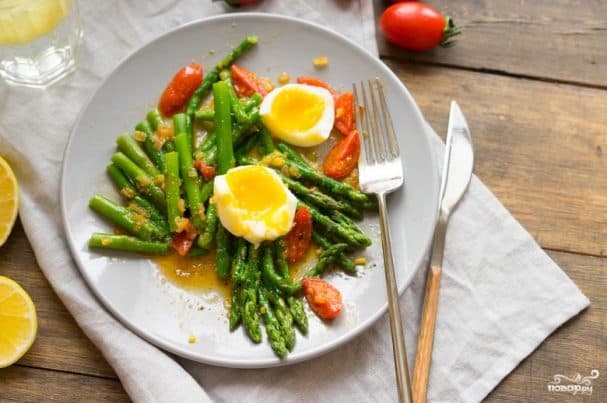Warm asparagus salad