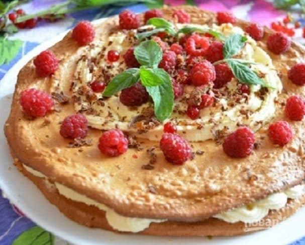 Pavlova Cake