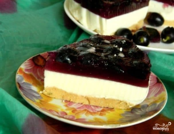 Cake with berries and gelatin