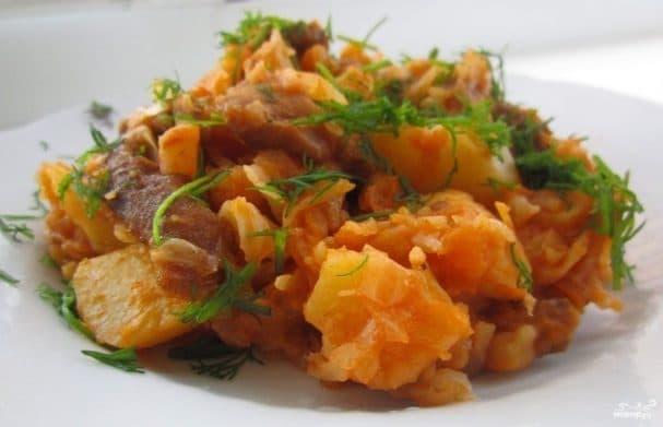 Braised cabbage with potatoes and meat