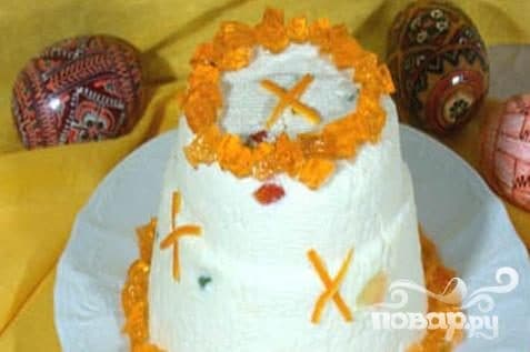 Cottage cheese paska with candied fruits