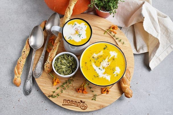 Creamy Pumpkin Puree Soup with Cream
