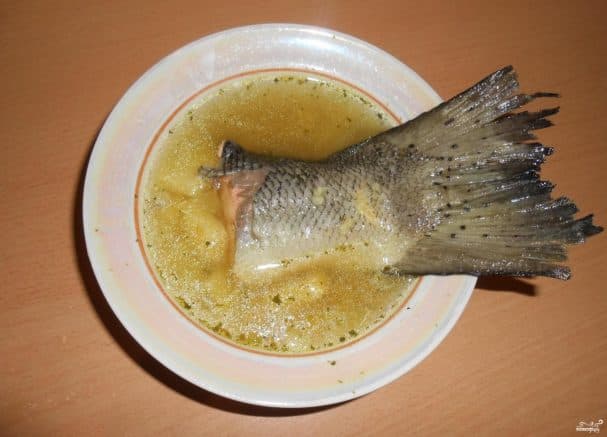 Уха з лососю з пшоном