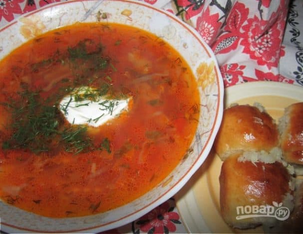 Ukrainian borscht with pampushky