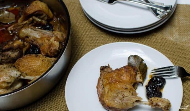 Качка зі сливами сушеними