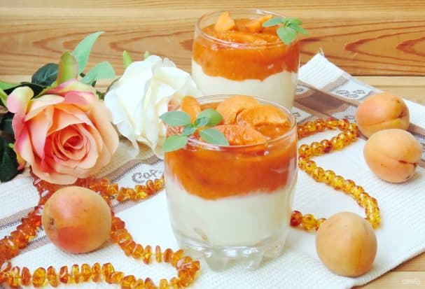 Vanilla pudding with apricots