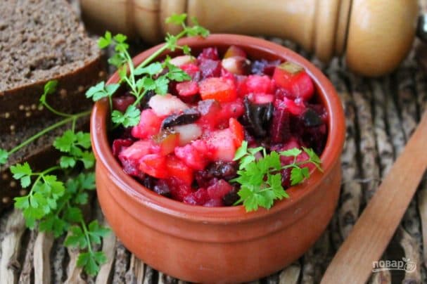 Beet salad with mushrooms and beans