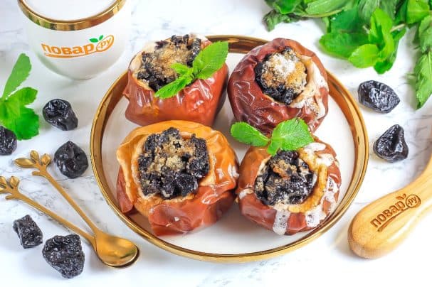 Stuffed apples with prunes