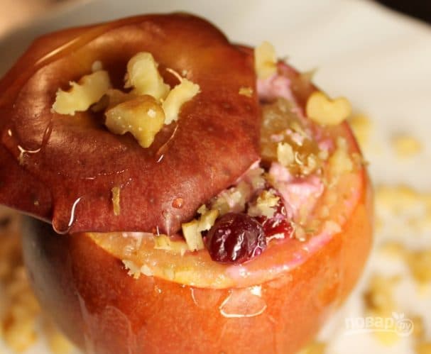 Baked apples in the microwave
