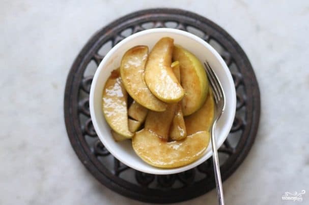 Яблука з корицею